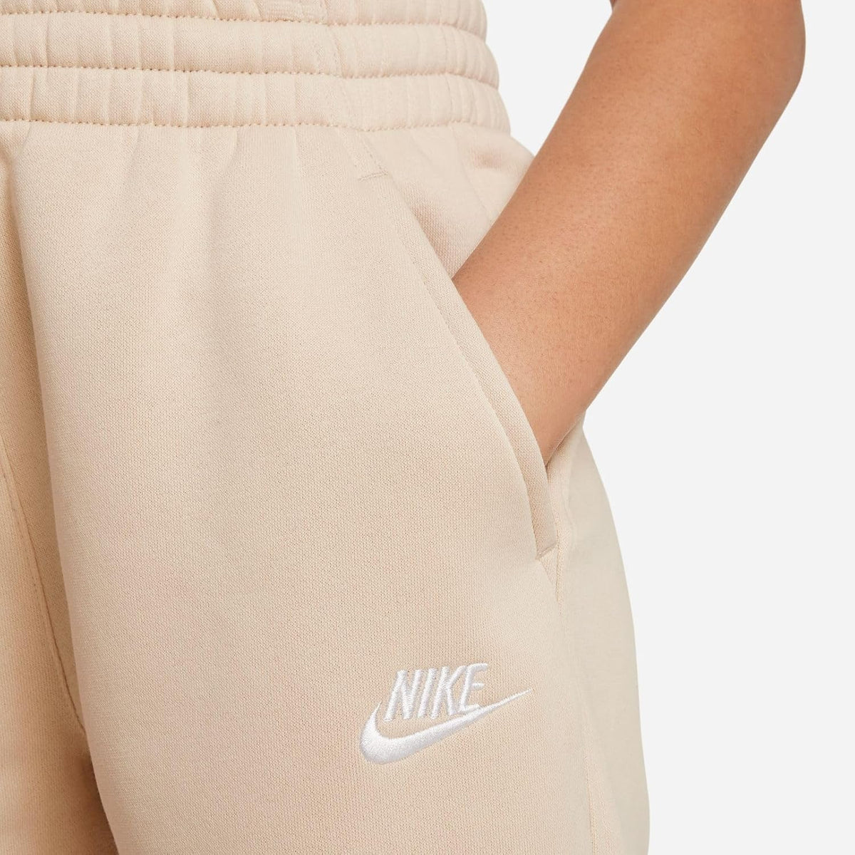 Nike G Nsw Club Flc Loose Pant Lbr Trouser, SANDDRIFT/SANDDRIFT/(WHITE)